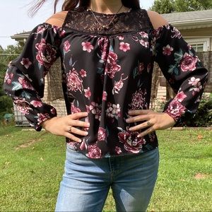 Cute floral top!
